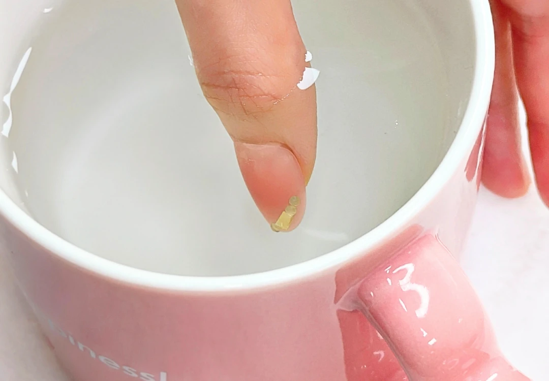 穿戴甲卸甲步驟1 溫水浸泡軟化果凍膠