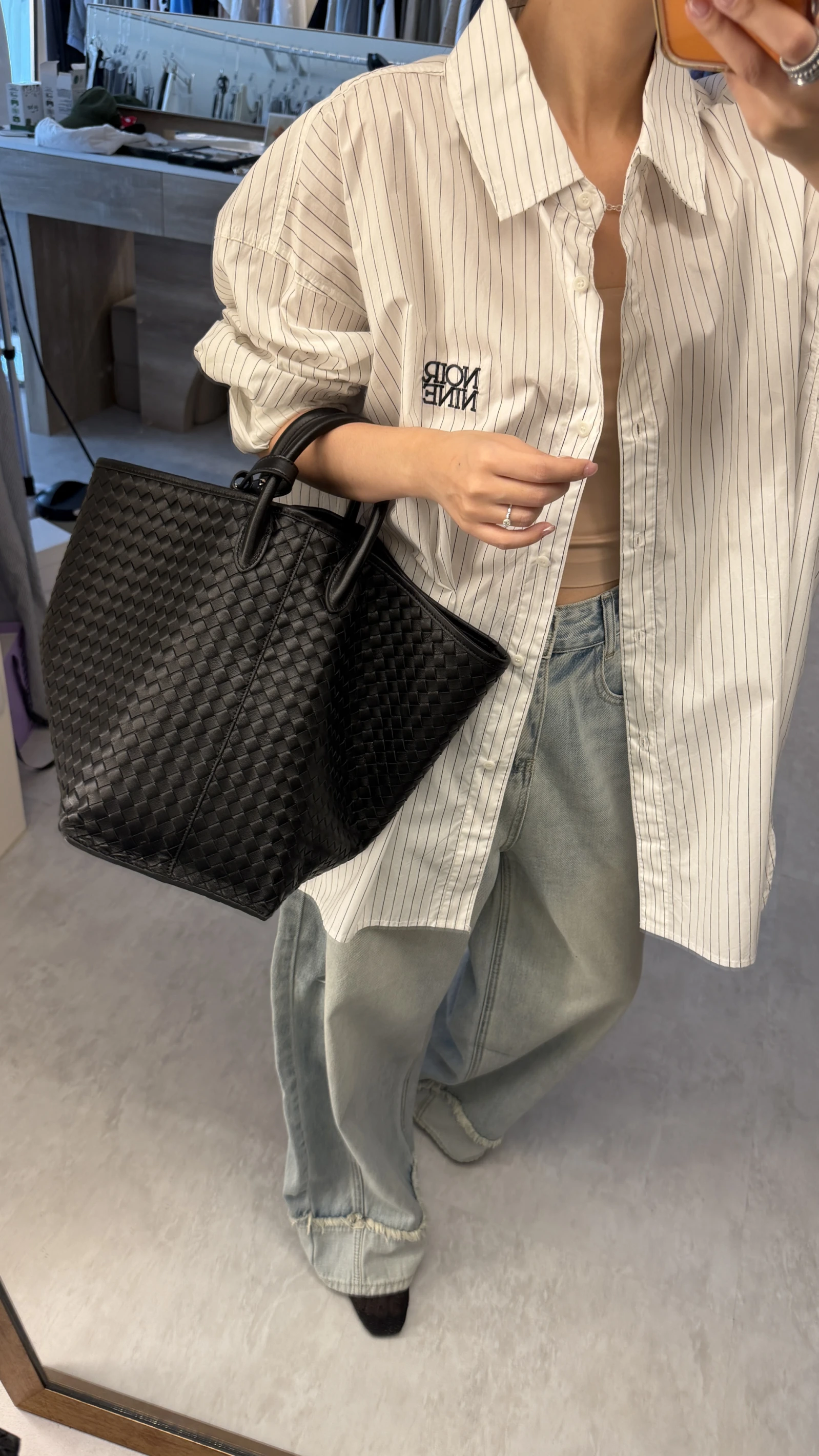 條紋刺繡設計大襯衫