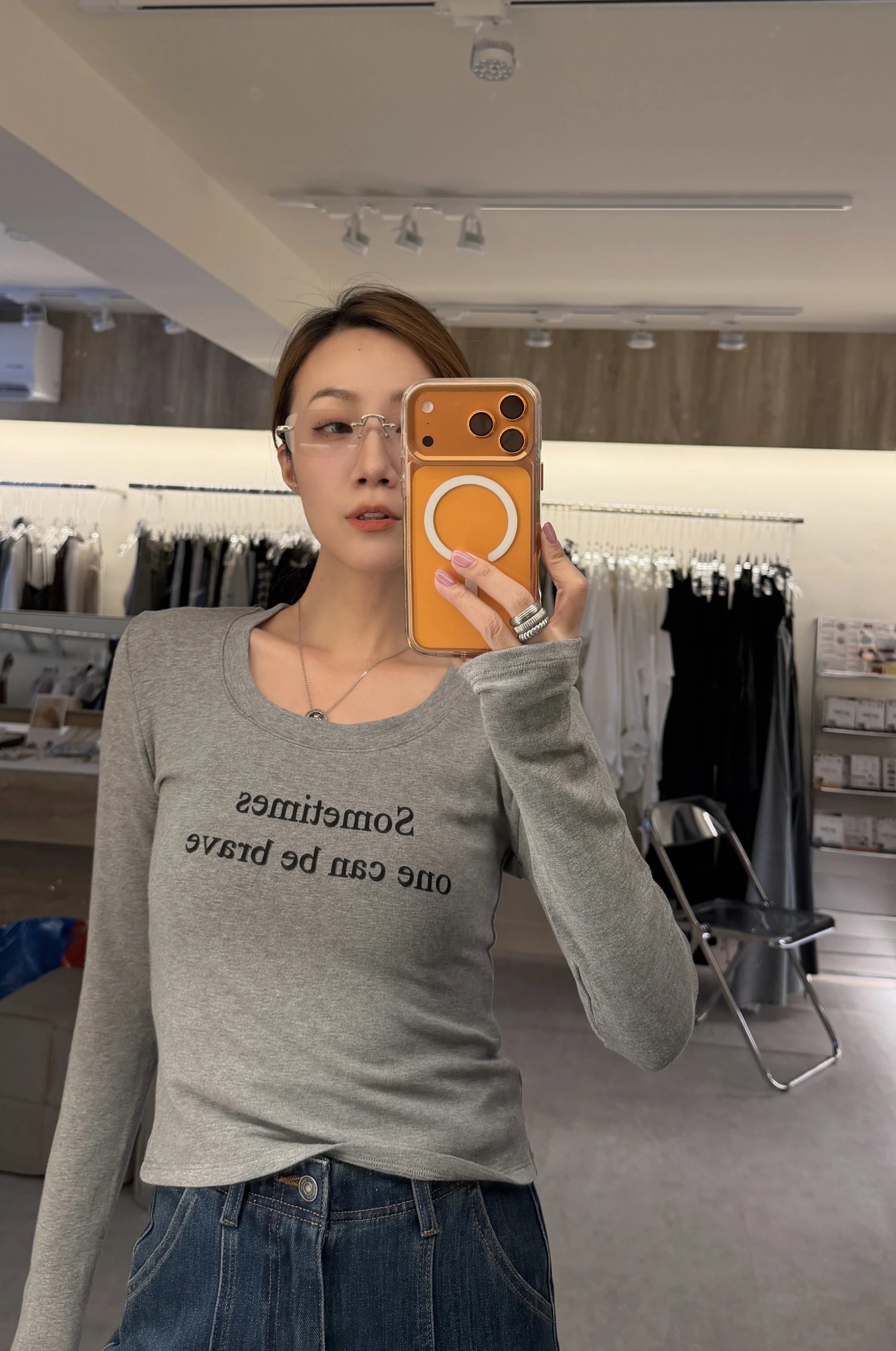 女團合身英字上衣