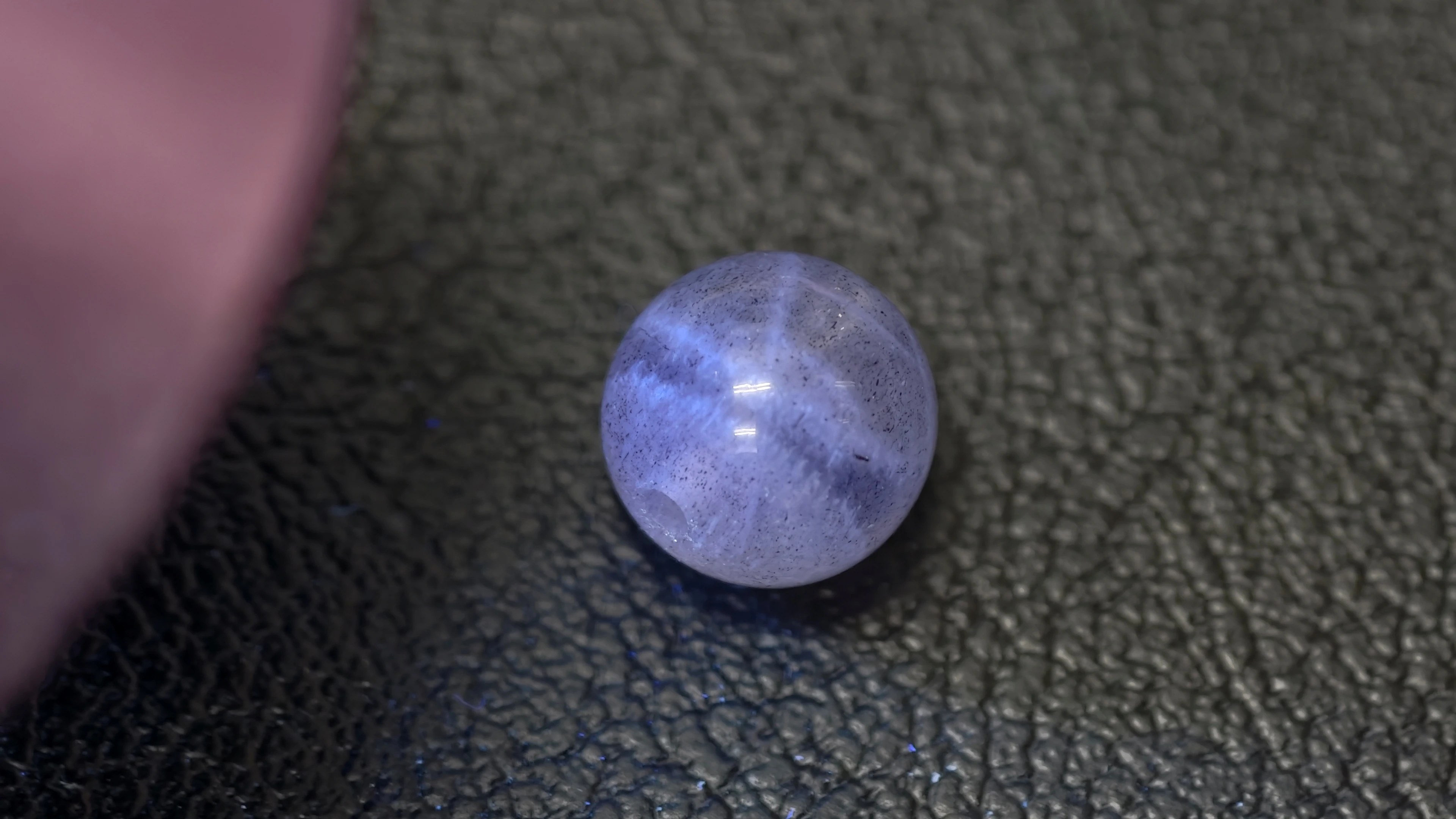天然水晶為什麼要灌膠?是造假嗎?水晶處理方式探討 | 晶銀財寶