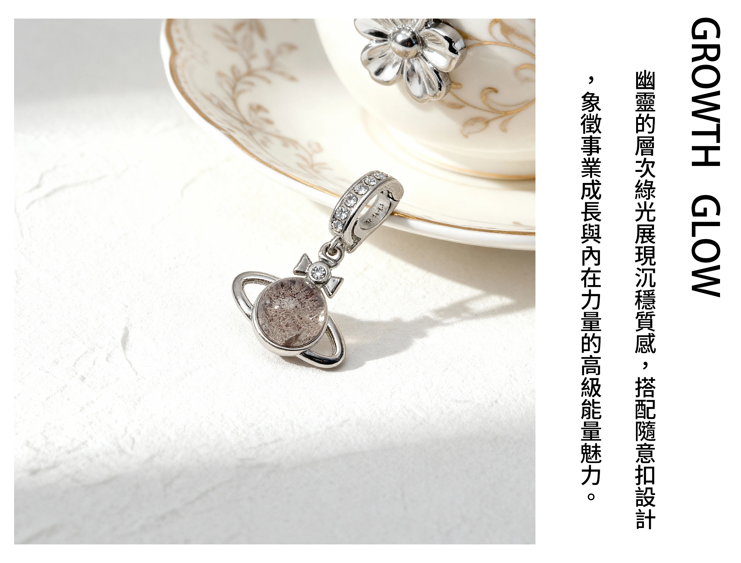 綠幽靈隨意扣吊墜的實拍,呈現沉穩綠意與聚財能量氛圍