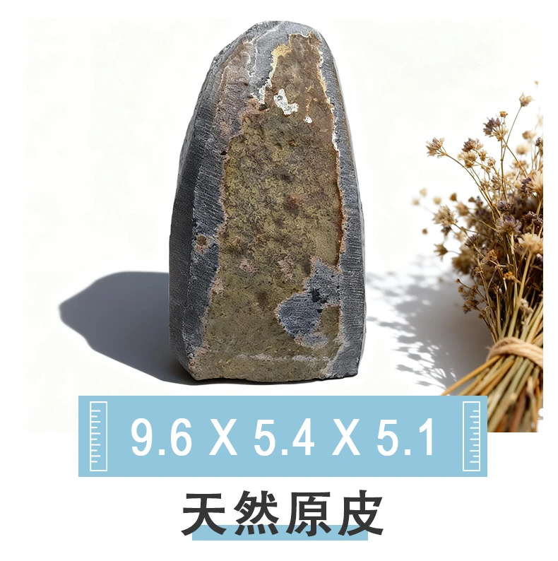 辦公桌風水擺設紫晶鎮實拍,擺放於左手邊青龍位可防小人並提升智慧專注力,適合職場與書房的開運擺件。