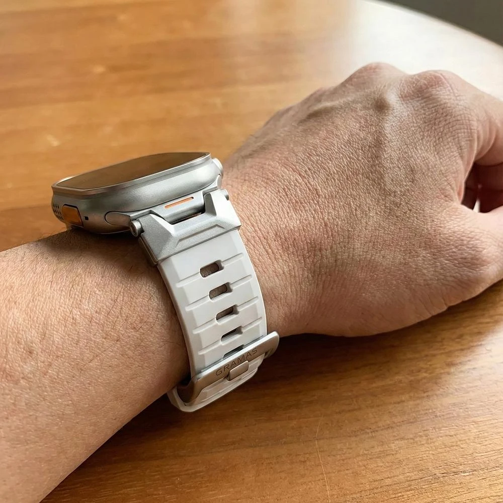 【Gramas Apple Watch 44/45/46/49mm Domino】 鋅合金運動矽膠錶帶 香草/黑