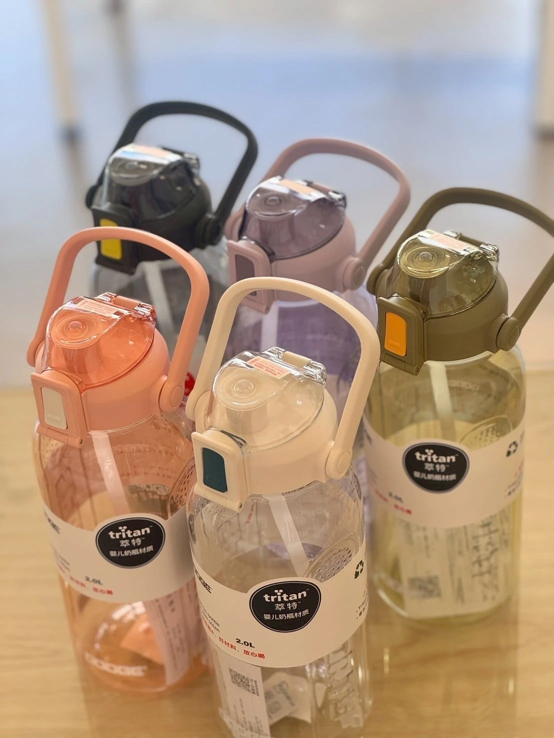 大容量提把水壺 2000ml｜TRITAN不含雙酚A 時間刻度｜安全鎖扣不漏 運動旅遊 五色可選 免運