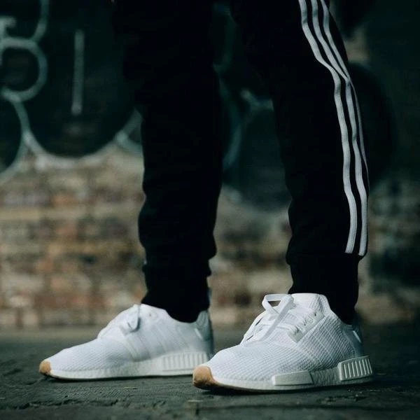 INGRAINED｜Adidas NMD R1 BOOST 襪套式 全白 焦糖底 慢跑鞋 休閒鞋 D96635