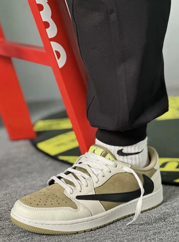 INGRAINED｜Travis Scott x Air Jordan 1 Low Golf "Neutral Olive" 白墨綠 倒勾 低筒鞋 FZ3124-200