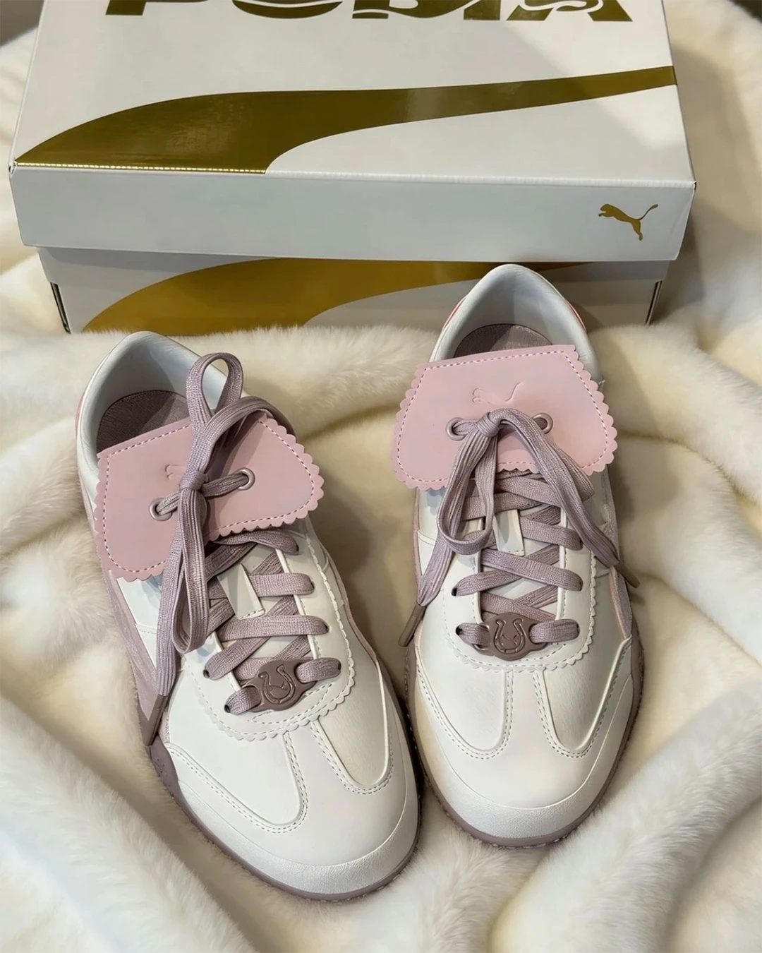 INGRAINED｜PUMA Bella UT Year Of Horse ｜休閒運動鞋  女鞋 2026情人節限定 翻蓋 粉白 薄底鞋 406665-01