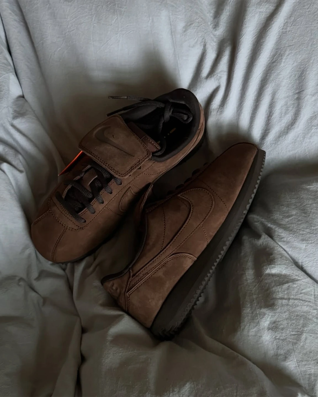 INGRAINED｜NIKE V2K RUNike Cortez LTR SE｜日本新款 摩卡咖啡 摩卡棕 翻蓋 翻鞋舌 阿甘鞋 IR0800-299