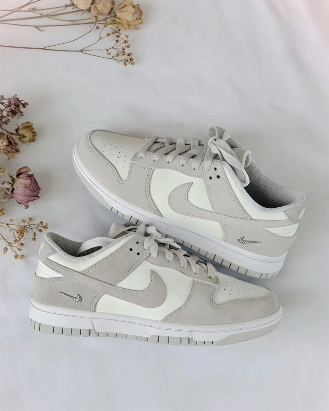 INGRAINED｜NIKE DUNK LOW ｜麂皮 淡灰白 金屬小鈎 IO4244-105