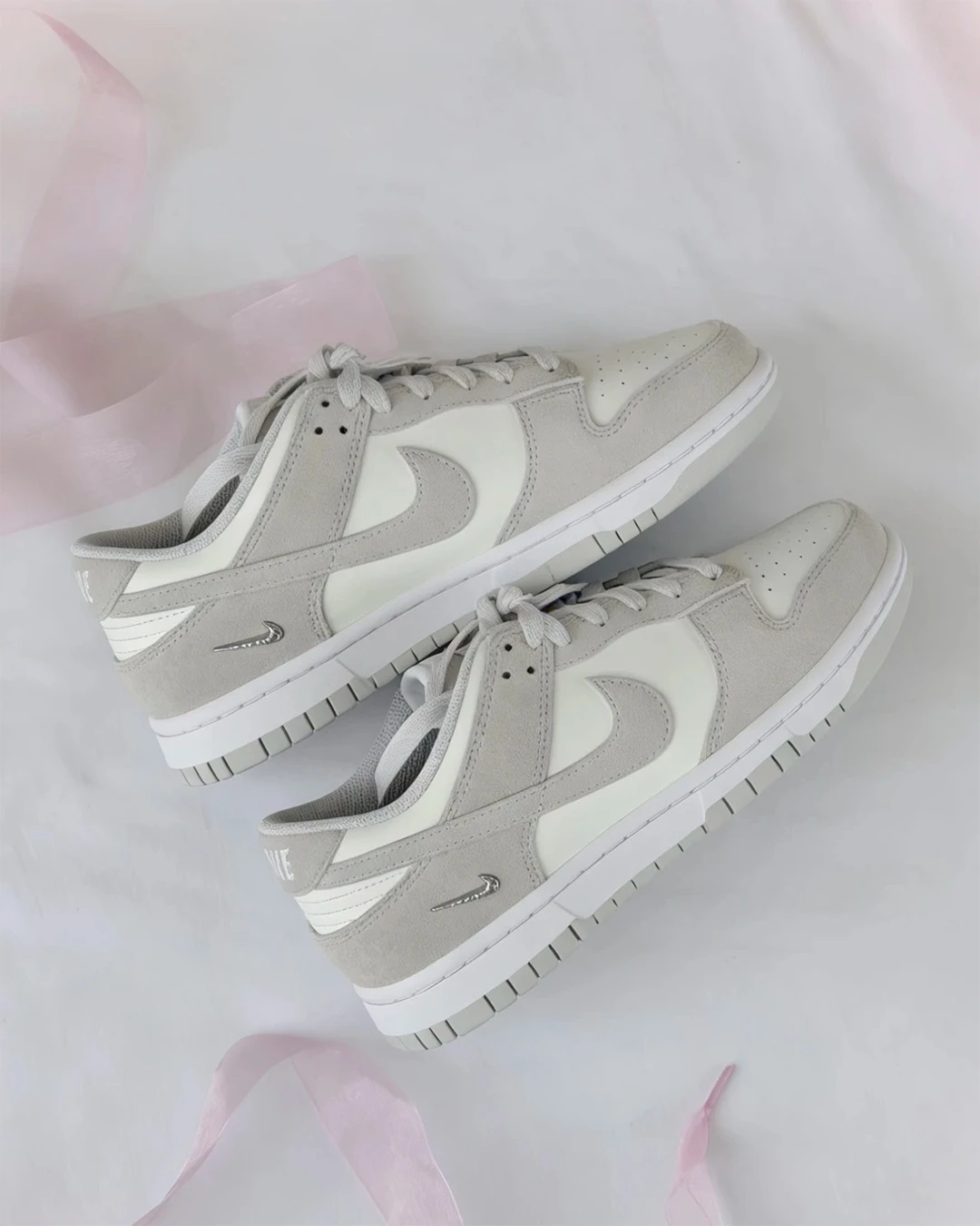 INGRAINED｜NIKE DUNK LOW ｜麂皮 淡灰白 金屬小鈎 IO4244-105