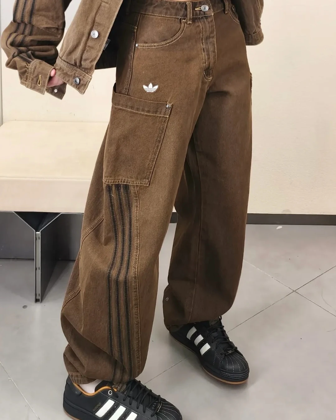 Adidas Denim Joggers｜愛迪達 彎刀褲 高腰寬褲 超顯瘦 兩色可選K 牛仔褲 側邊大口袋 KR2627 KR2628