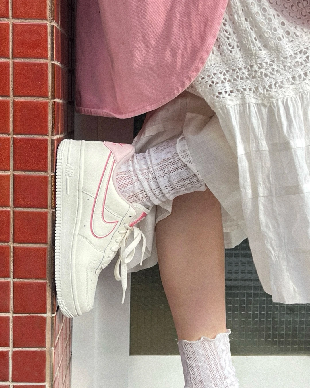 INGRAINED｜Nike Air Force 1｜蜜桃粉勾 鏤空勾勾 板鞋 女款 白色 IO4226-104