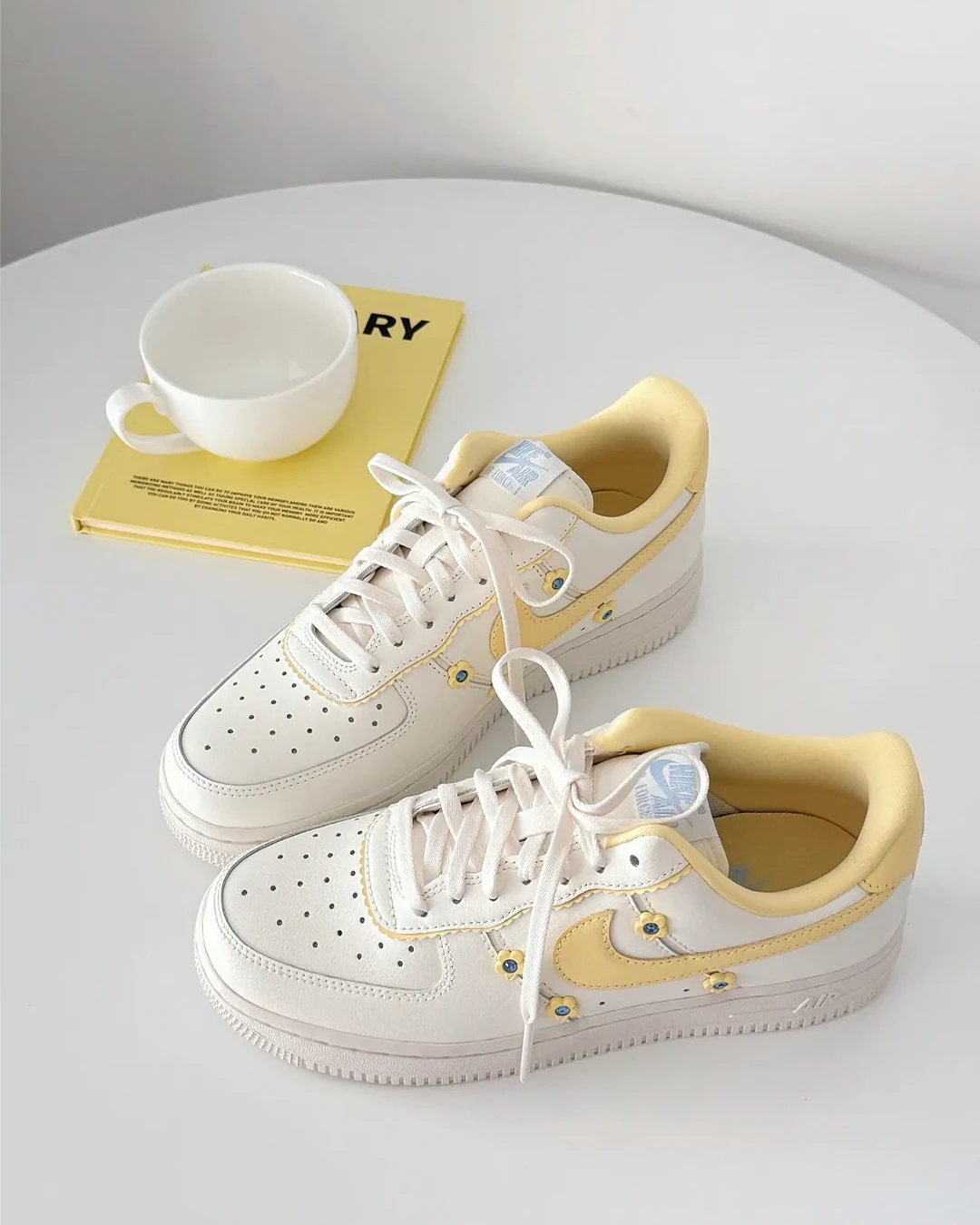 INGRAINED｜Nike Air Force 1｜檸檬奶油 奶油黃 小雞黃 檸檬黃 小花 小雛菊 IW2348-170