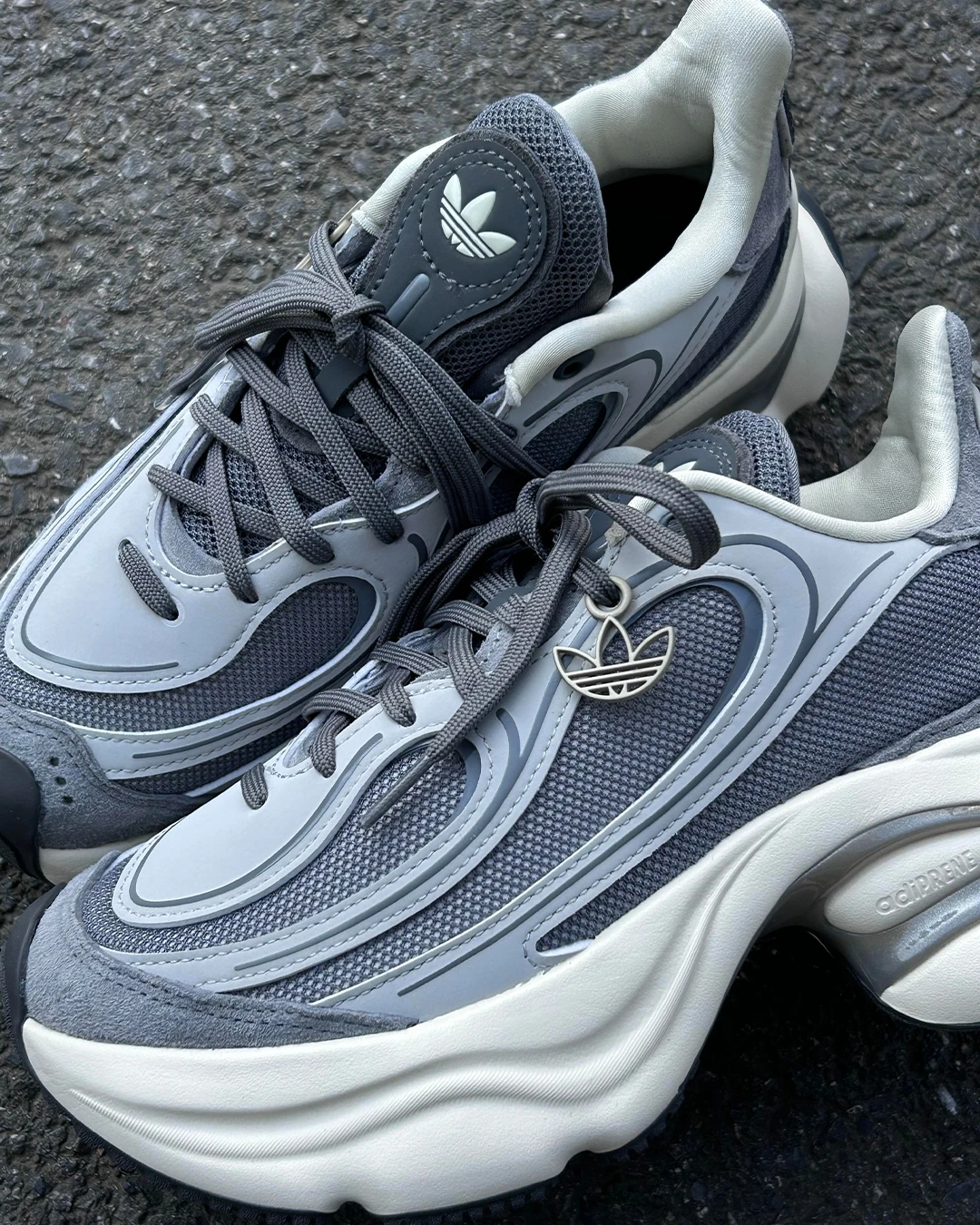 INGRAINED｜ADIDAS ORIGINALS OZGAIA｜浮蝶鞋 老爹鞋 灰銀色 厚底 KJ3974