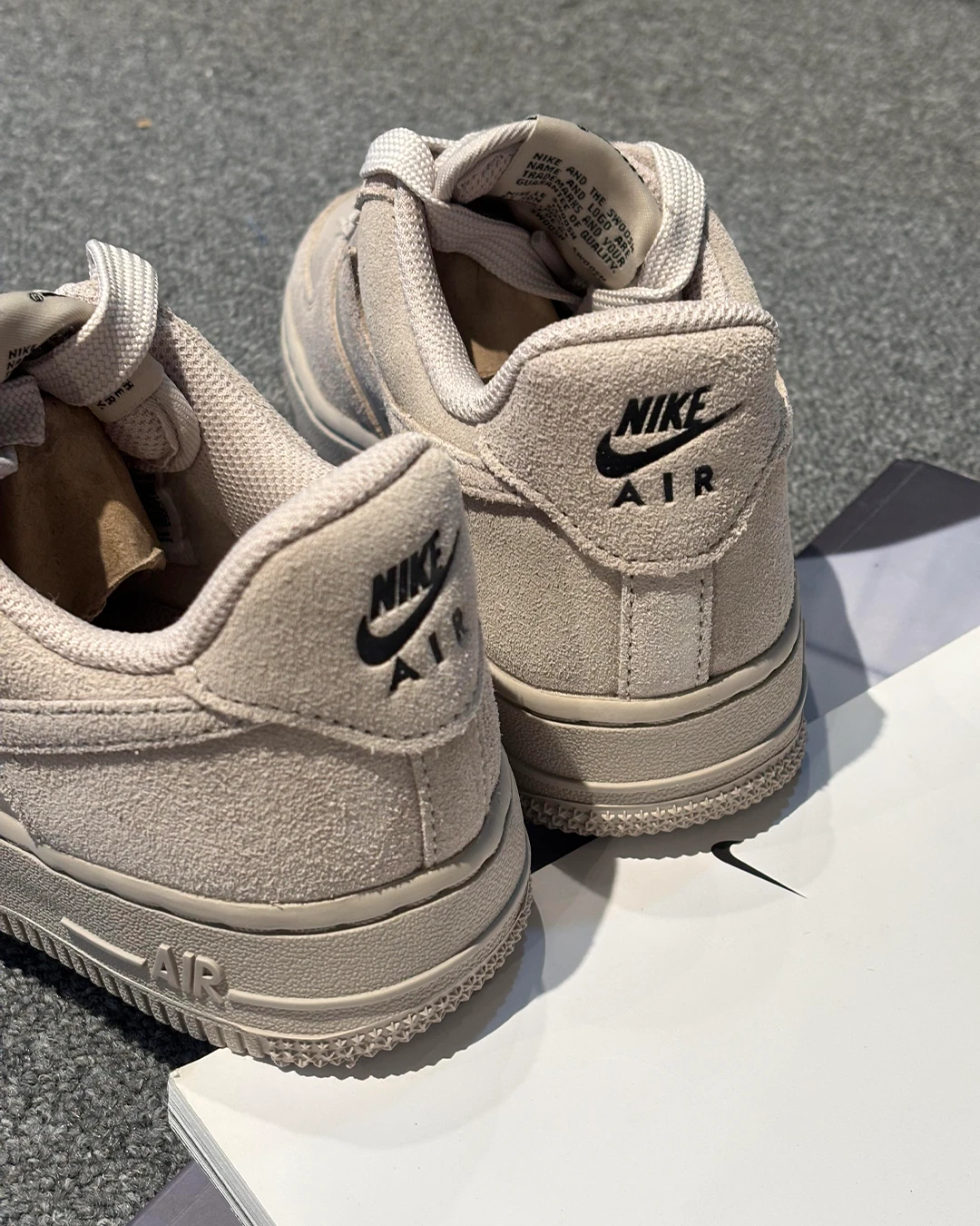 INGRAINED｜NIKE AIR FORCE 1｜沙漠岩灰 奶灰 麂皮 金屬墜飾 極簡嘻哈  IV6042-236