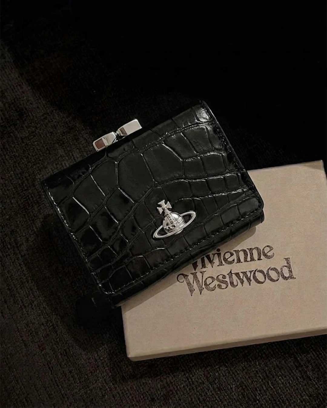 Vivienne Westwood｜Small Frame Wallet 薇薇安 鱷魚壓紋 吻鎖 短夾 零錢包 卡夾 三層 相位窗 土星釦 黑色