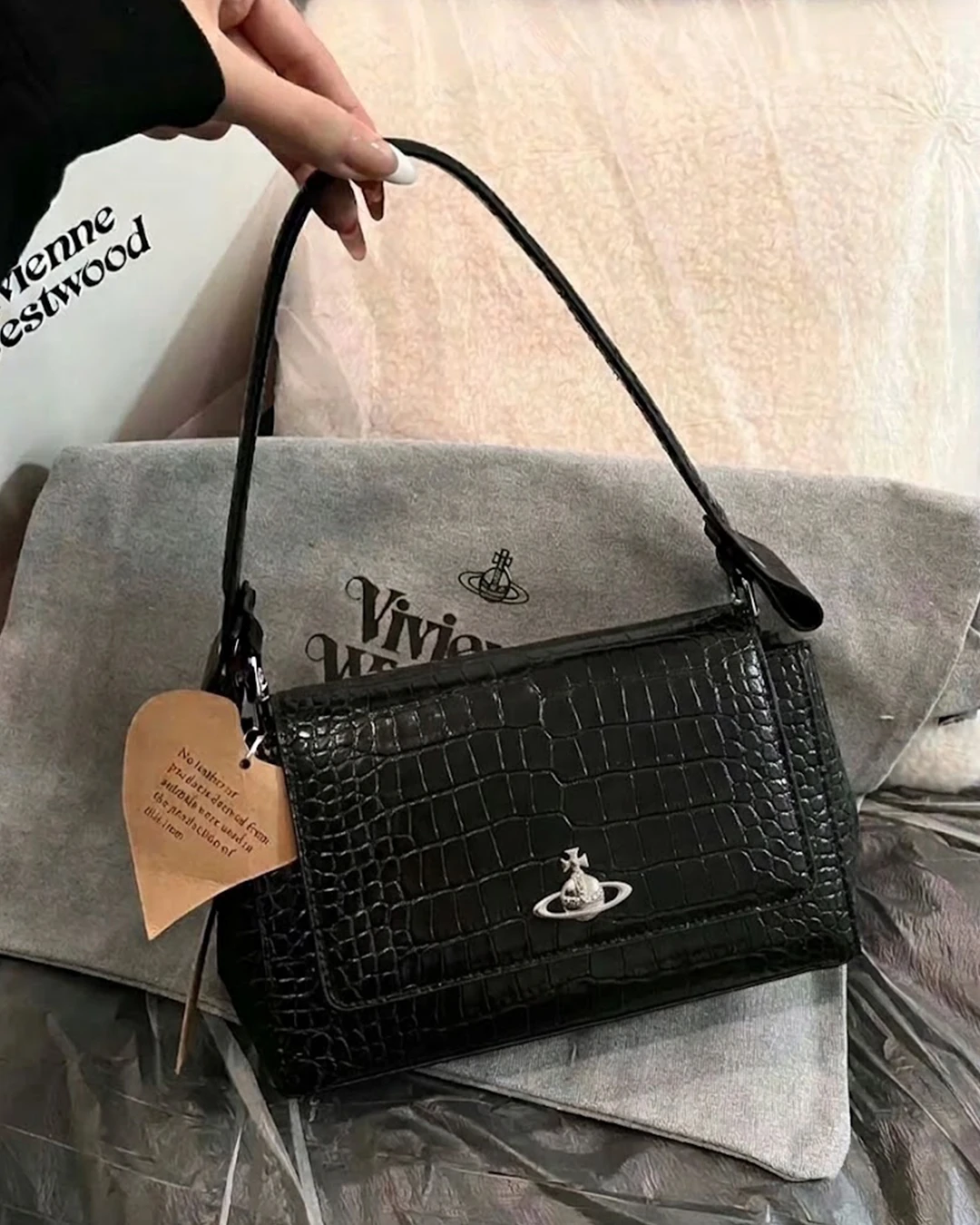 Vivienne Westwood｜ HAZEL MEDIUM HANDBAG 中型 土星浮雕 Orb 抓皺皮革 鱷魚壓紋 黑色