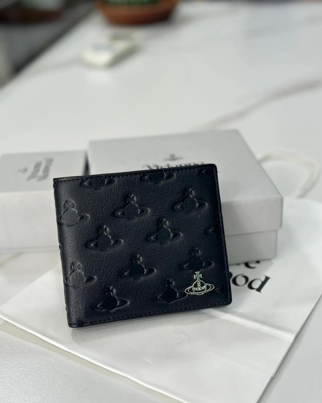 Vivienne Westwood｜Leather Saturn Orb Wallet 薇薇安 土星 滿板 壓紋 短夾 皮革 黑色