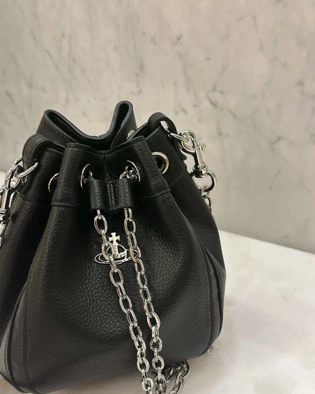 <英國限定>Vivienne Westwood｜CHRISSY SMALL BUCKET BAG 薇薇安 西太后 小水桶包 土星 斜背 手提 兩用 黑色