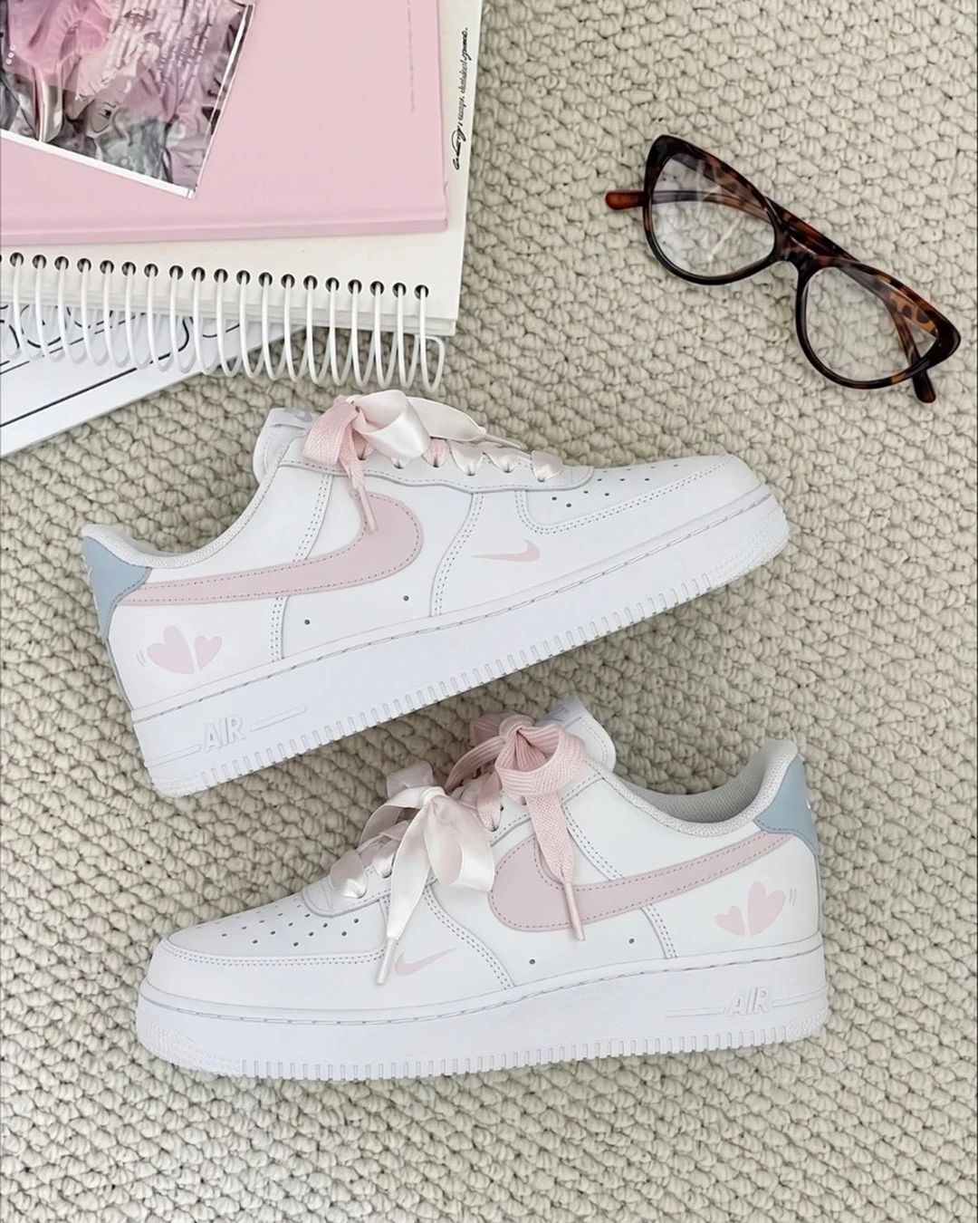 Nike Air Force 1 ｜訂製款 緞帶鞋帶 蝴蝶結 粉白 愛心 淺藍後跟 女款 情侶
