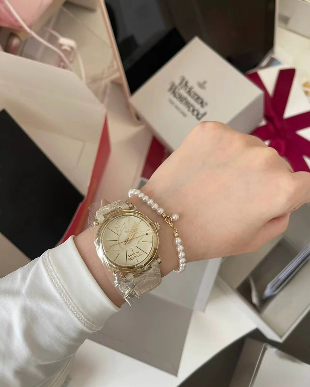 Vivienne Westwood ｜西太后 立體壓紋 皮革錶帶 土星LOGO 石英機芯 英國金框 土星手錶 立體墜飾