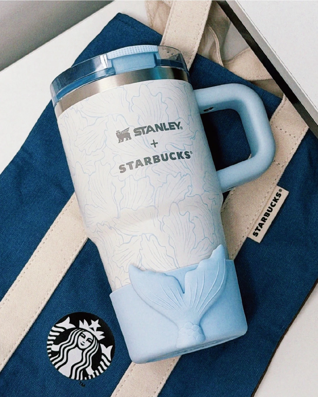 STARBUCKS｜STANLEY 星巴克 史丹利 海底綺遇系列 隨行杯 吸管杯 人魚  海洋 質感  591ML 配人魚杯托 藍白色
