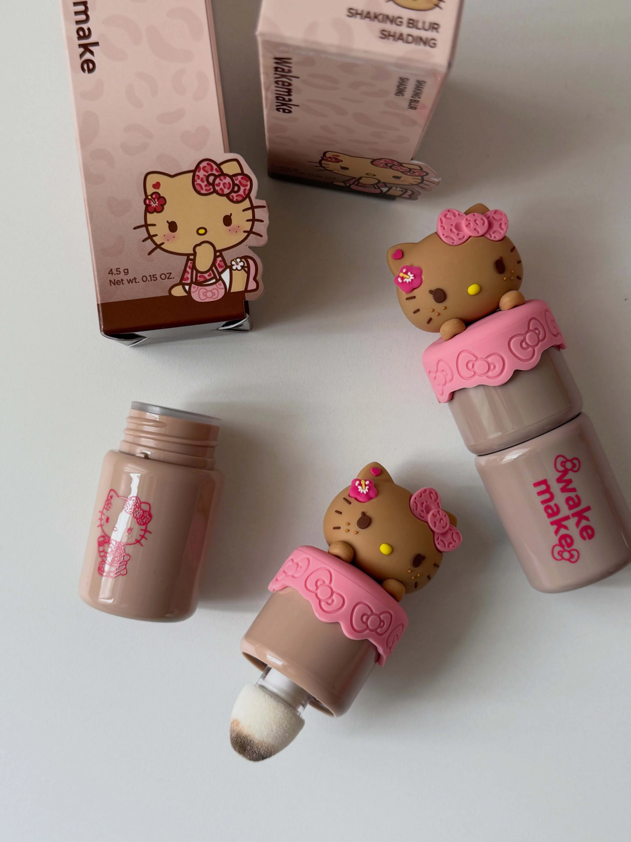 WAKEMAKE Hello Kitty｜豹紋Hello Kitty  修容色號新品 WAKEMAKE 搖搖柔焦腮紅 修容