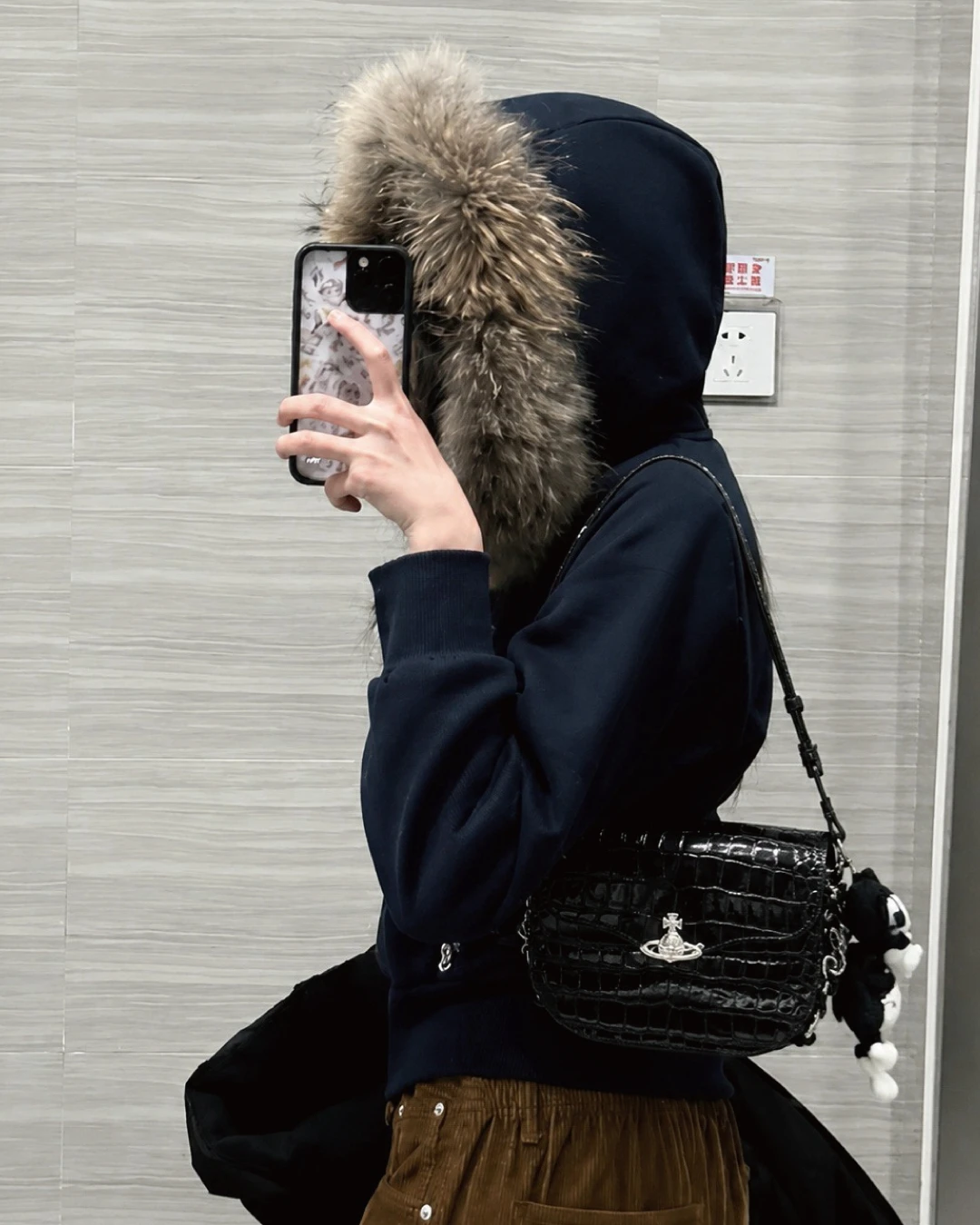 Vivienne Westwood｜Hunter Cross-Body Bag 鱷魚壓紋 皮革斜背包 黑色