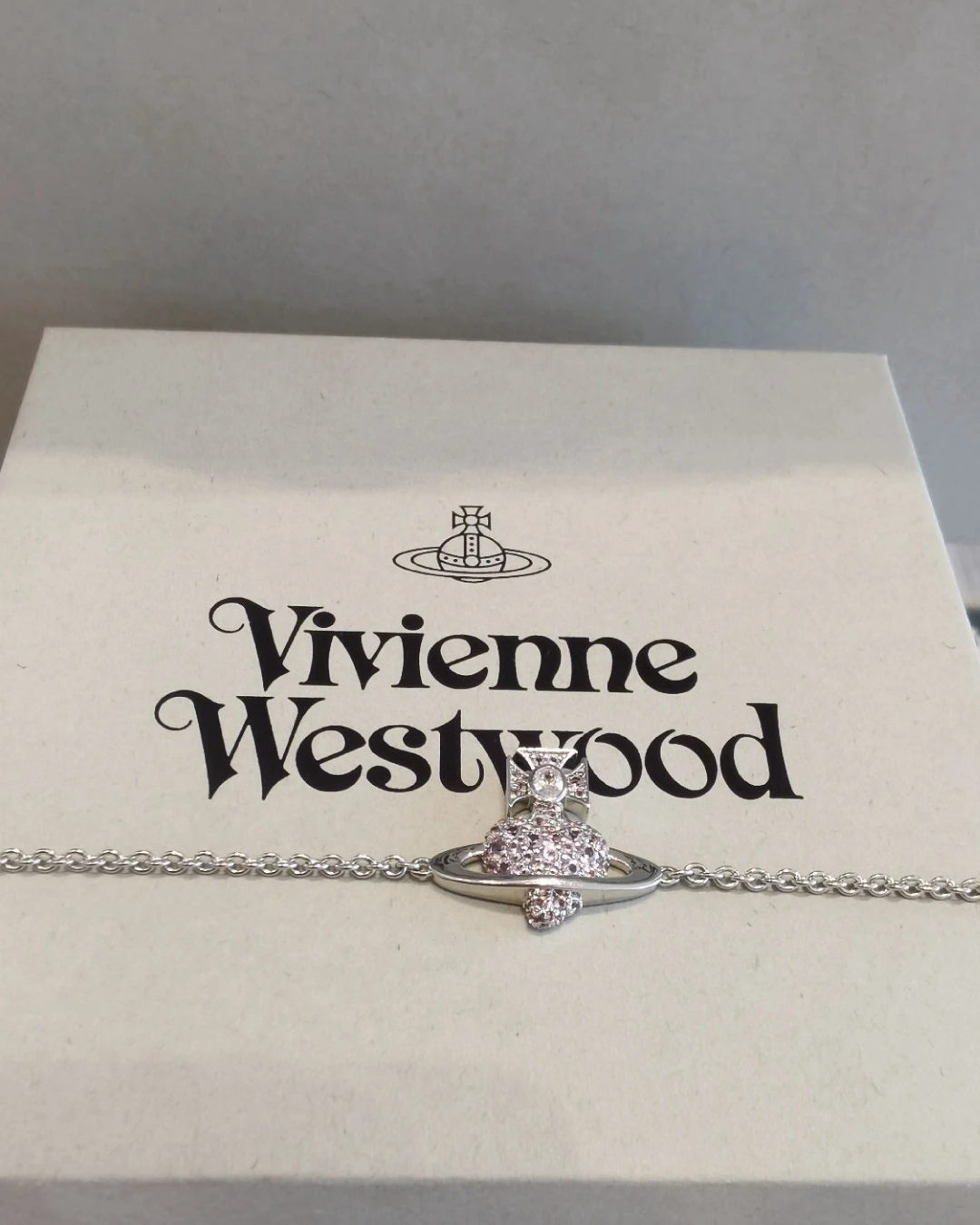 Vivienne Westwood ｜Fabianna Bas Relief 限定 愛心 滿鑽土星 手鍊 西太后 滿鑽土星 銀色光澤 潮流穿搭 輕奢飾品