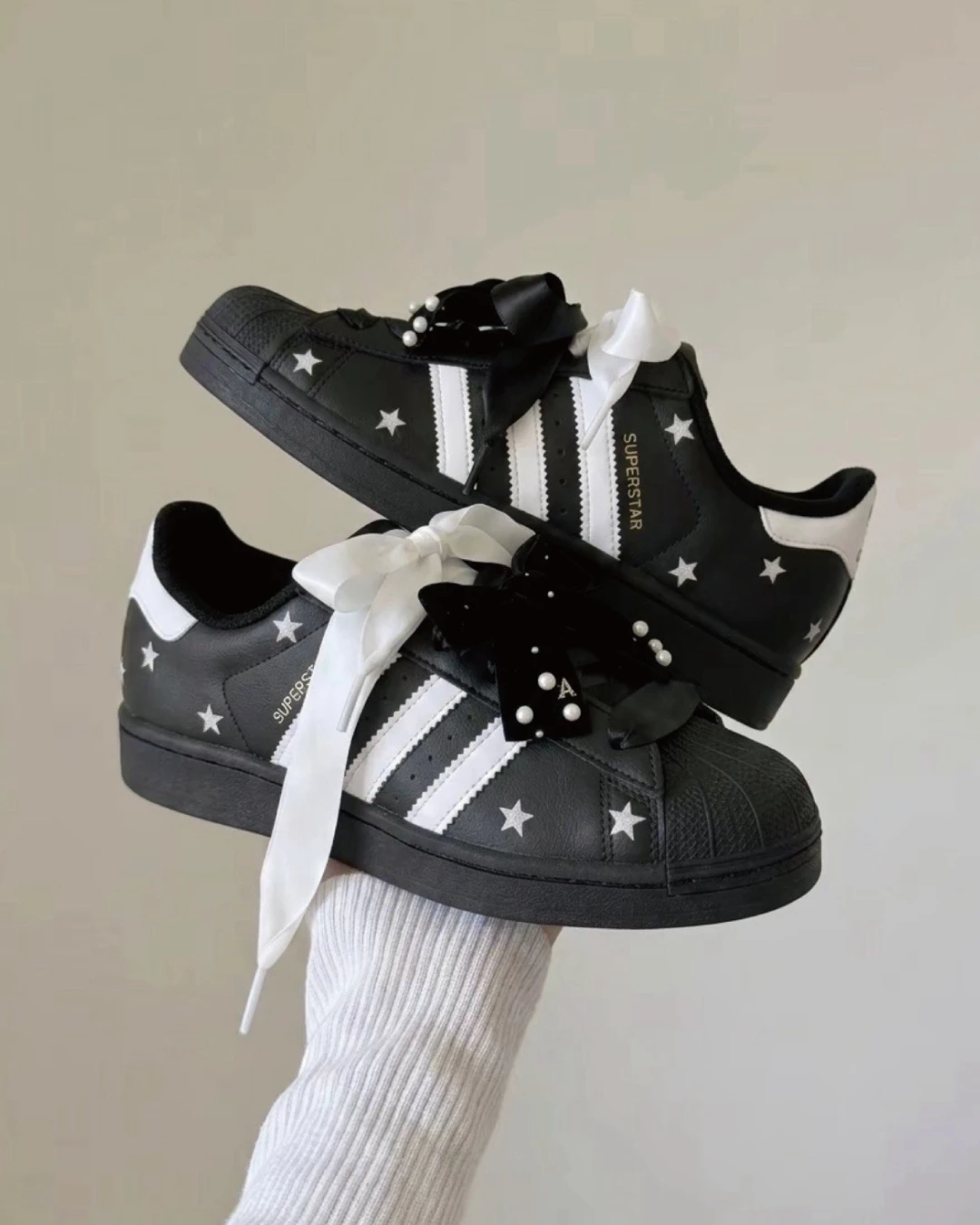 ADIDAS｜adidas originals superstar 2 黑糖星夢 愛迪達 三葉草 星星元素 緞帶蝴蝶結 甜酷混搭 細節穿搭