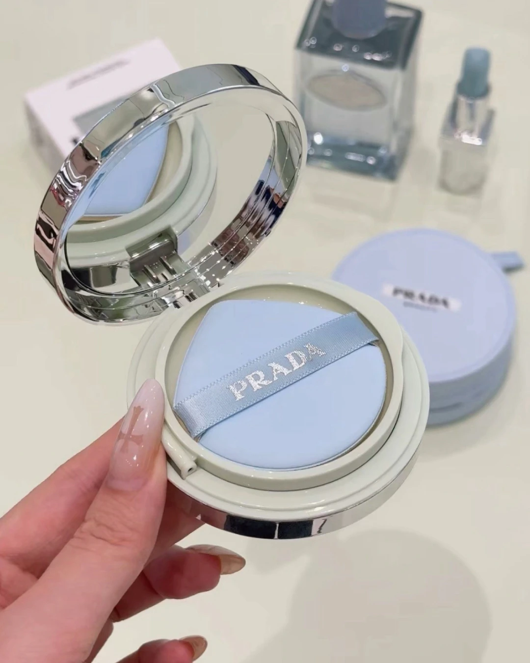 PRADA｜PRADA藍氣墊三件套 尼龍氣墊 霧面唇膏 高級冷感 精品彩妝 精緻妝容
