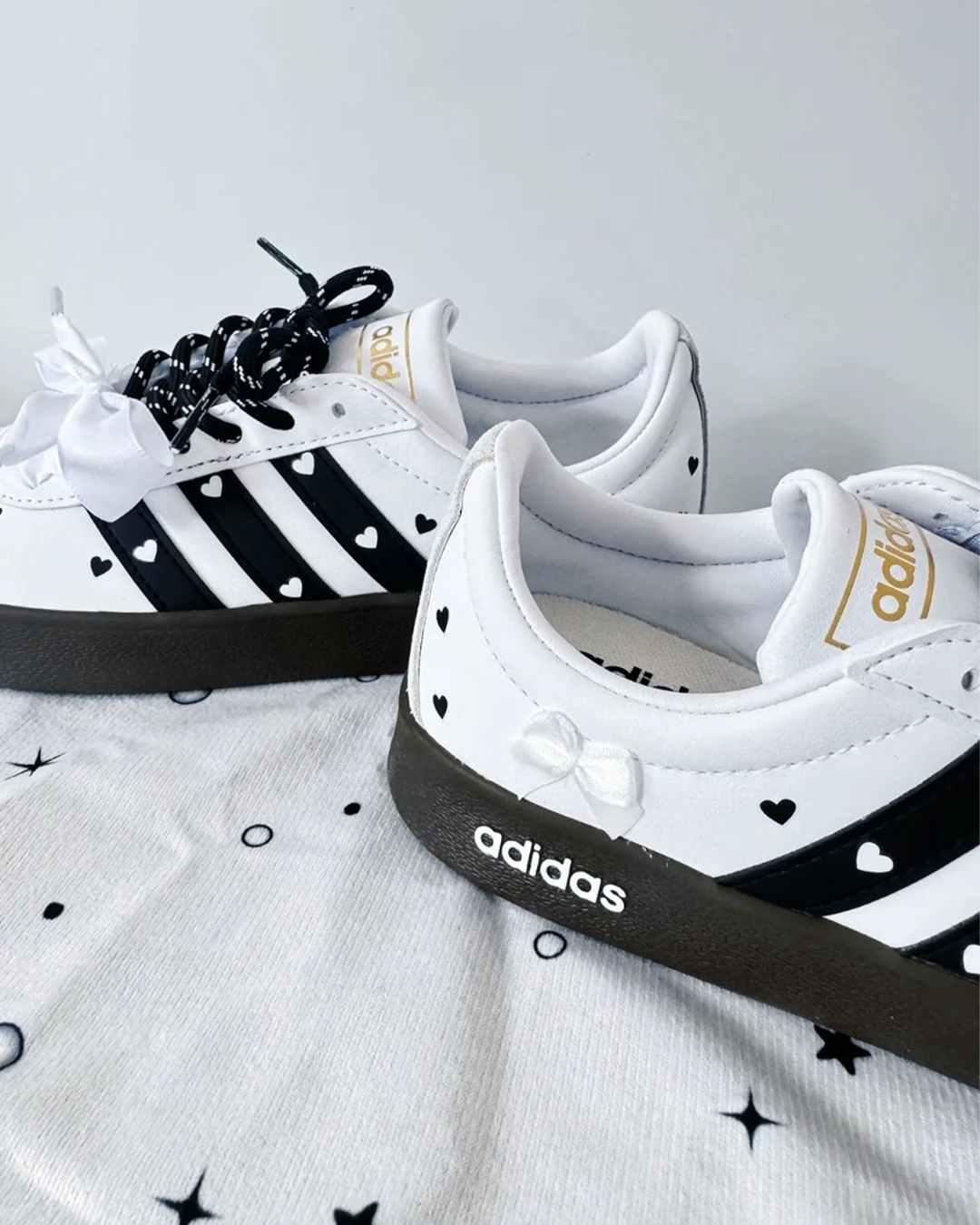adidas ｜愛心 蝴蝶結 緞帶鞋帶 小白鞋 焦糖生膠底 板鞋