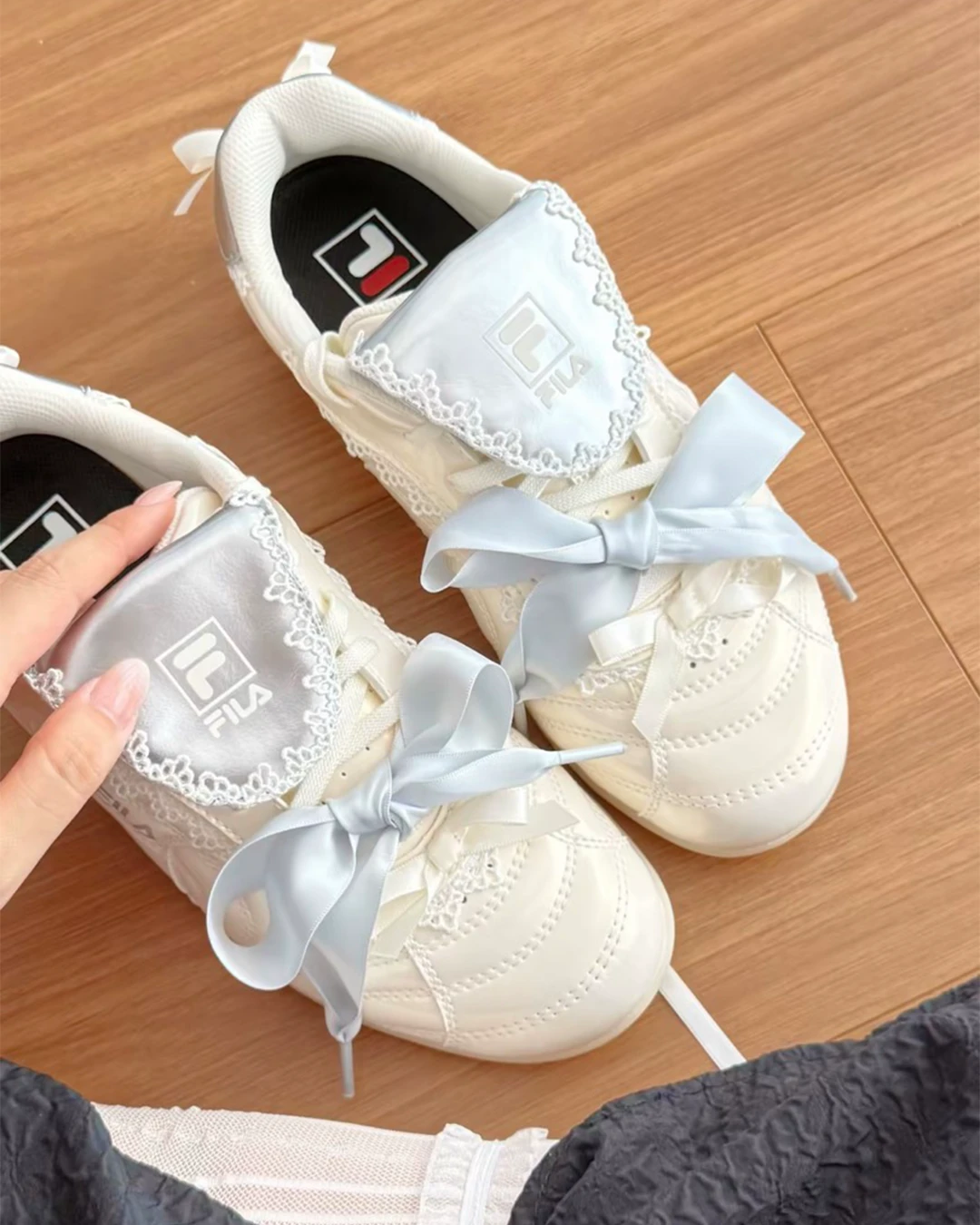 FILA｜IPPER LS 水舞鞋 蕾絲主題 銀白 芭蕾 蕾絲 翻蓋鞋舌 薄底鞋