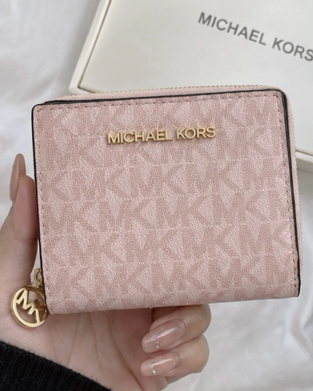 MICHAEL KORS｜MICHAEL KORS JET SET TRAVEL中型短夾 經典印花 女生配件 千金風 粉嫩配色 輕奢配件35H3GTVF6B-7278