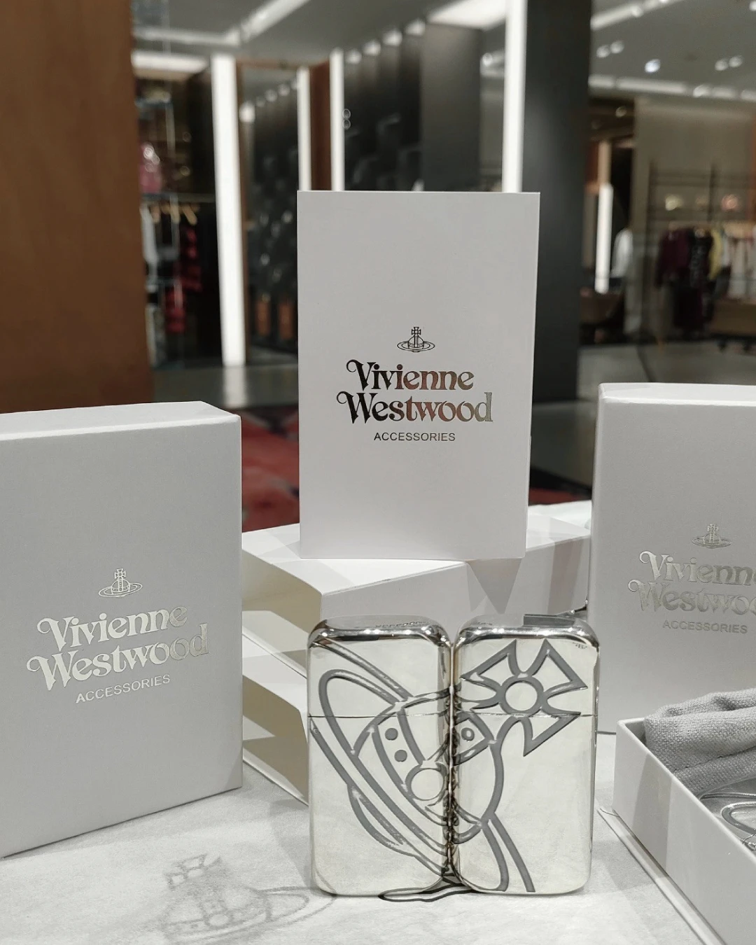 Vivienne Westwood｜BRASS ZIPPO ORB EMB 西太后 土星浮雕 鏡面設計 球型打火機 個性配件