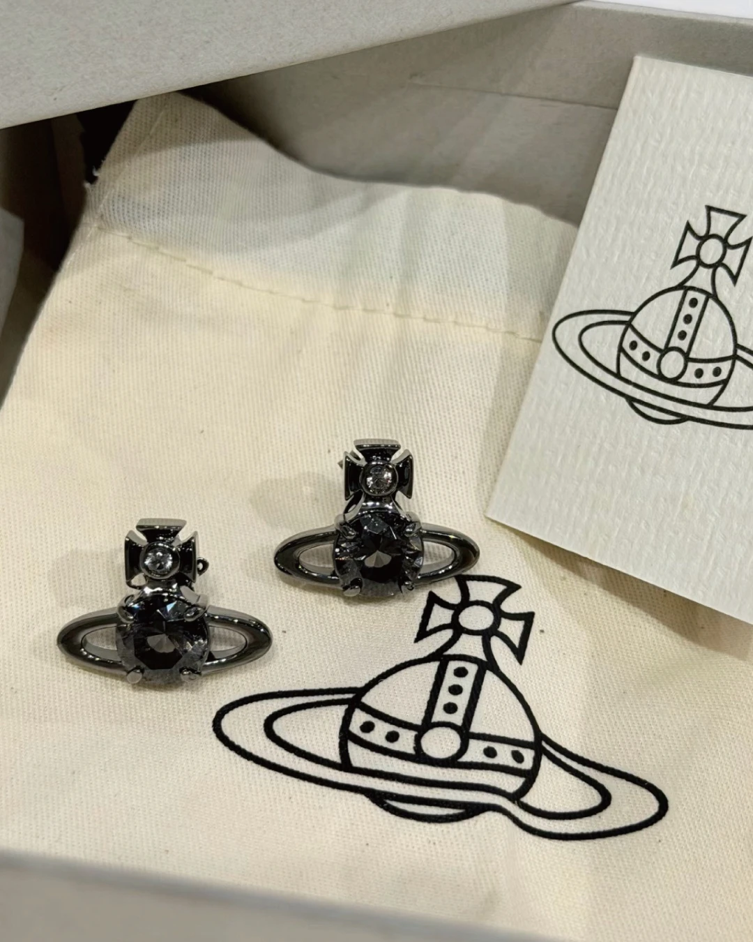 Vivienne Westwood ｜Vivienne Westwood Reina黑色耳釘 西太后 微微安 黑鑽龐克風 暗黑穿搭 個性耳環 輕奢飾品