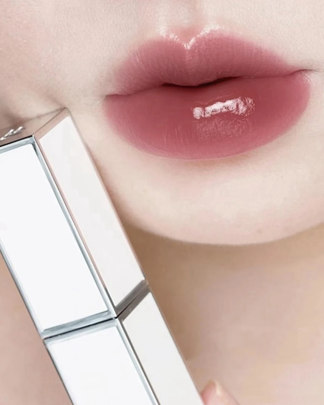 TOM FORD｜TOM FORD 湯姆福特雪映流光限定琉璃煥彩唇膏3.3g #03 清冷妝感 顯白唇色 氛圍感妝容