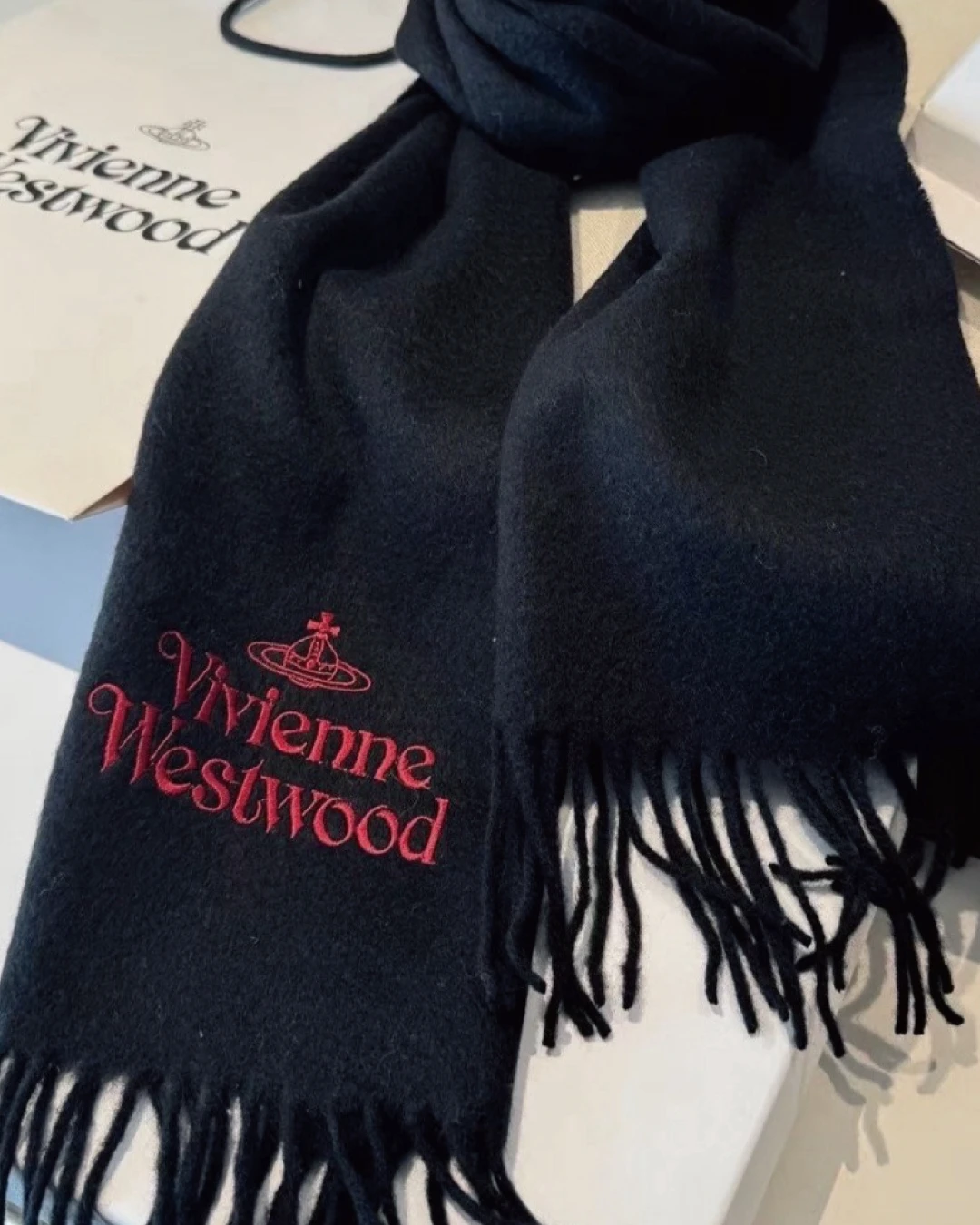 Vivienne Westwood ｜Vivienne Westwood 經典土星刺繡LOGO羊毛流蘇圍巾 西太后 刺繡 秋冬穿搭 保暖配件 輕奢配件 81030007 W00Q7