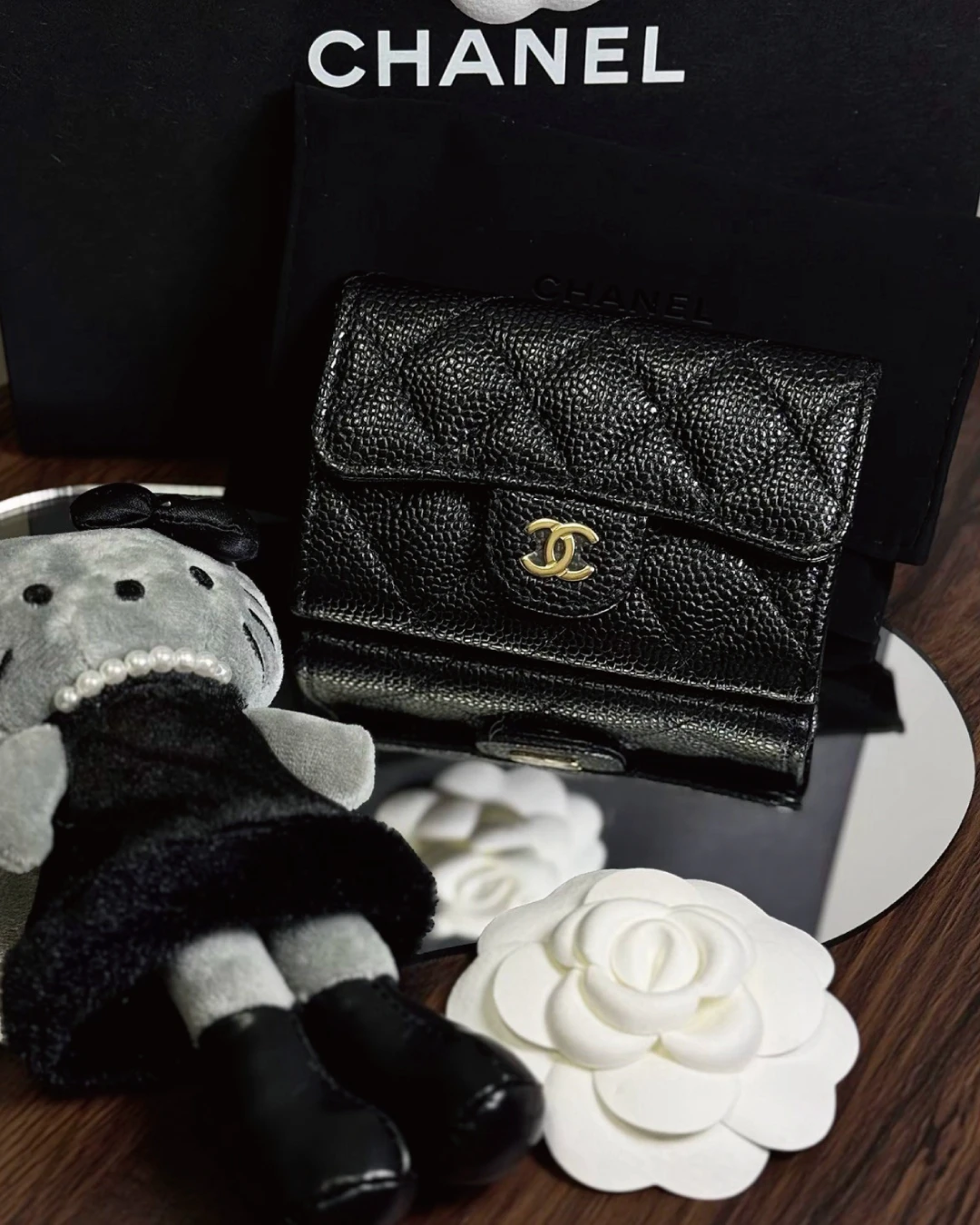 CHANEL｜CHANEL 經典金屬粒紋小牛皮卡包 香奈兒 短夾 卡包 經典黑 菱格紋 質感設計 晶片皮夾