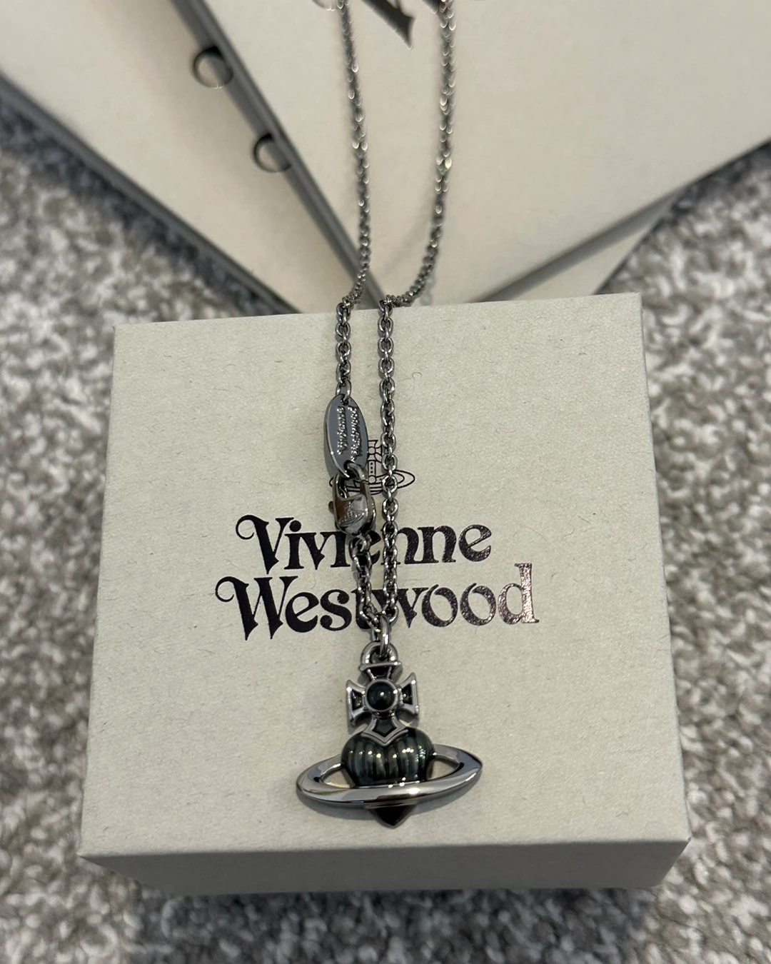 Vivienne Westwood｜FABIANNO PENDANT 銀灰色 紋理愛心 土星項鍊