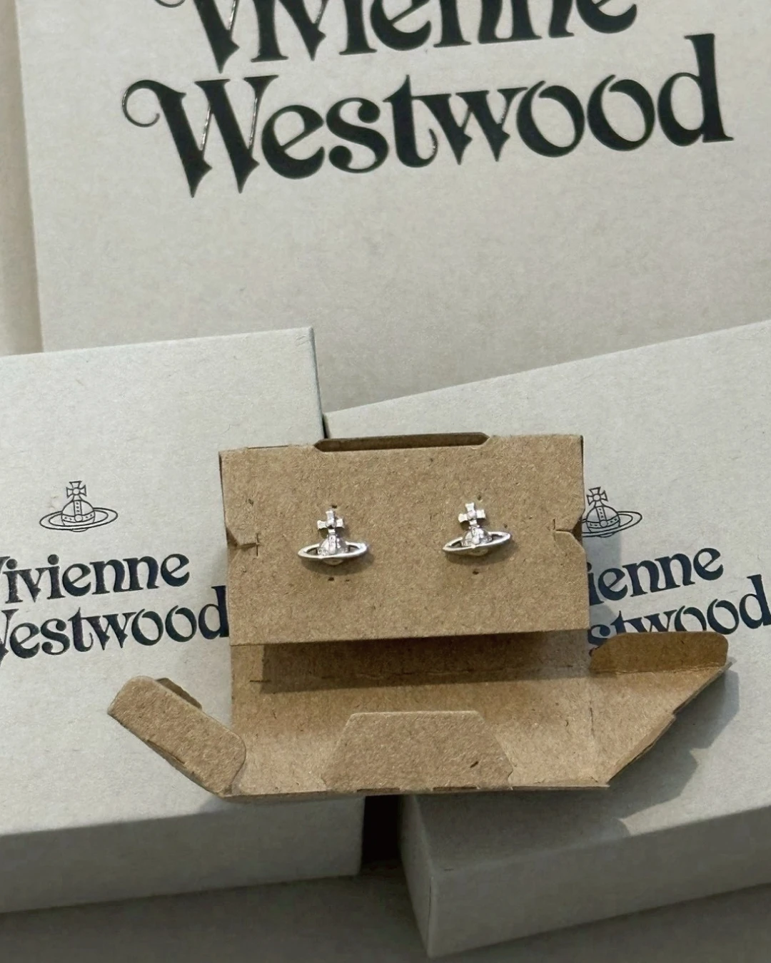 Vivienne Westwood ｜Lorelei Stud Earrings 金屬土星耳釘 銀色 男女同款 西太后 精緻耳飾 百搭耳環 輕奢飾品 6201035902P019P019