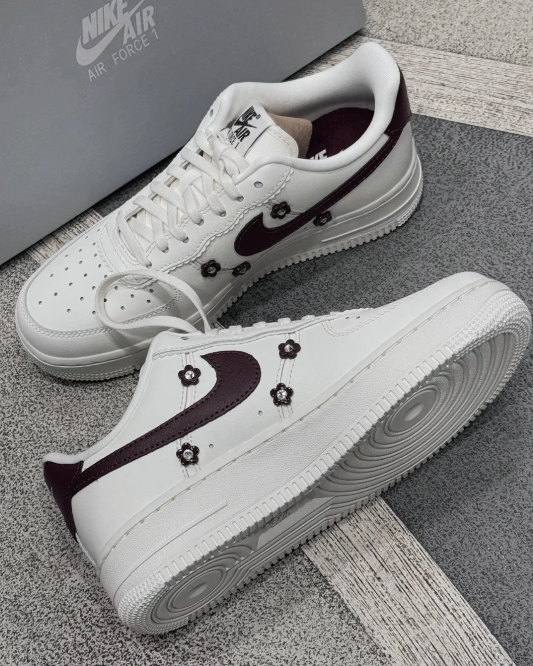 INGRAINED｜NIKE｜Nike Air Force 1 '07 LX GCEL 勃根地紅小花 花朵設計 酒紅配色 經典鞋款 甜酷風 百搭球鞋 JA4403-161