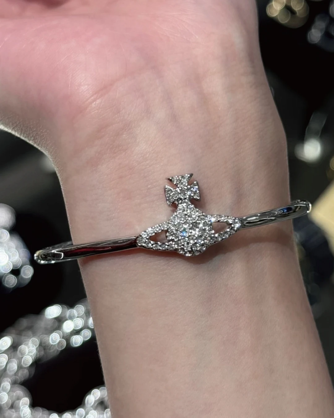 Vivienne Westwood ｜Grace Bas Relief Open Bangle 浮雕滿鑽土星手環 西太后 滿鑽設計 女性黃酮手鐲 高級感 輕奢飾品