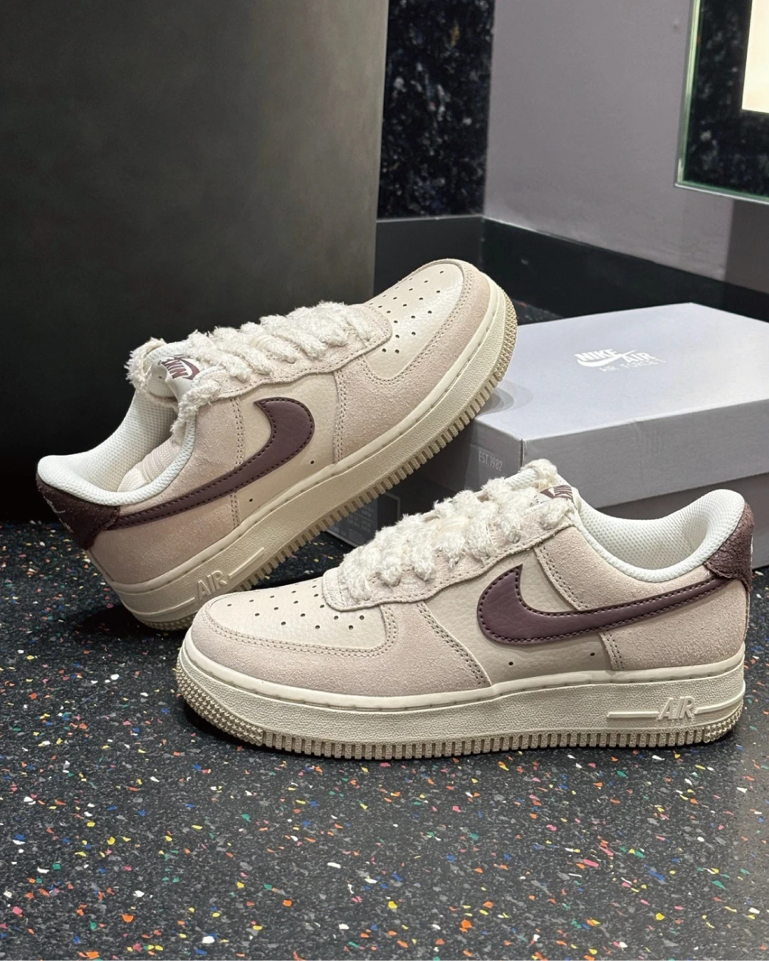 INGRAINED｜NIKE｜Air Force 1 07 沙灰褐配色 奶茶色 巧克力棕 復古球鞋 秋冬穿搭 潮流穿搭 IX7363-104