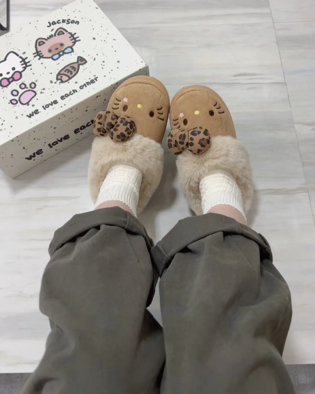 Sanrio｜HELLO KITTY × 三麗鷗 豹紋櫻花毛絨鞋 凱蒂貓 毛絨拖鞋 居家拖鞋 豹紋元素 蝴蝶結 秋冬好物
