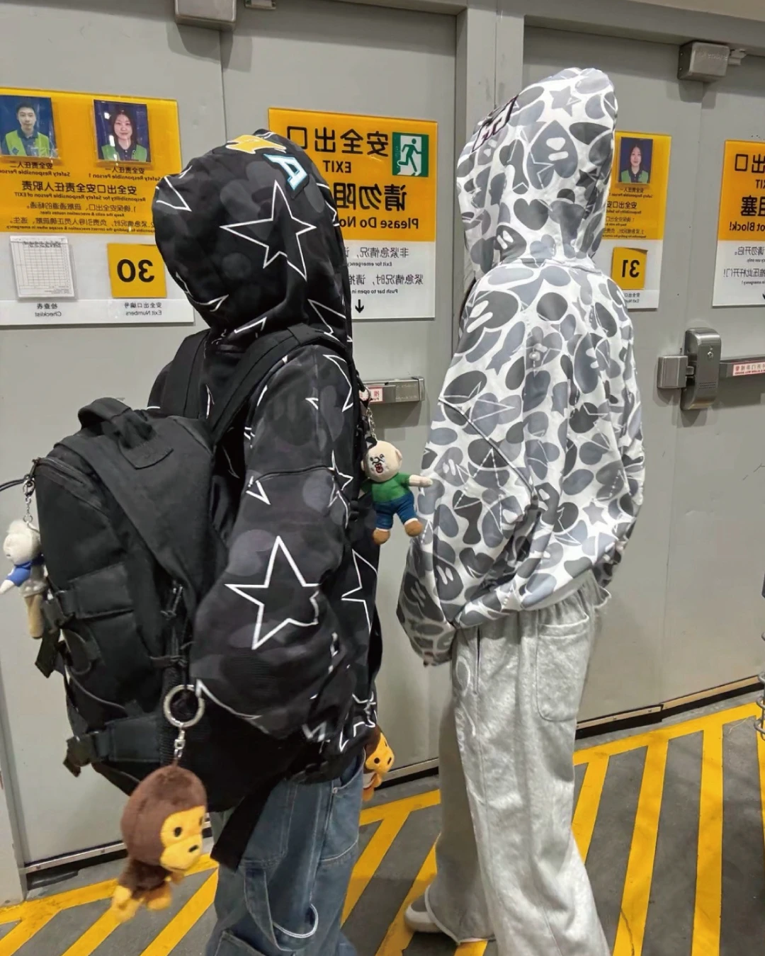 APEE｜APEE星星迷彩刺繡連帽外套 滿版印花 街頭潮流 寬鬆造型 個性穿搭