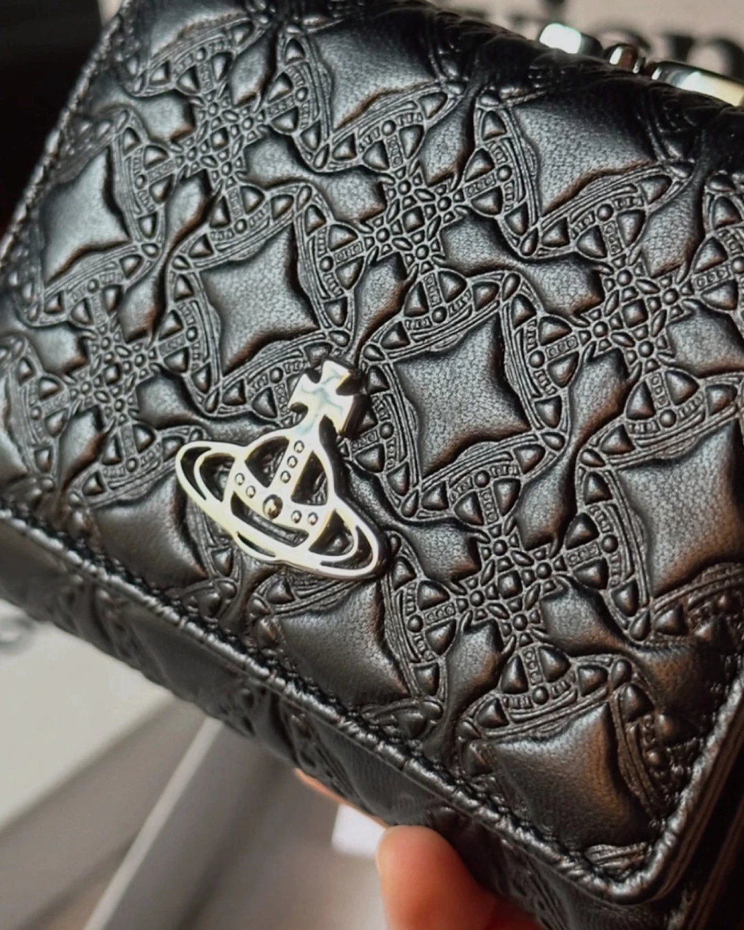 Vivienne Westwood ｜Vivienne Westwood EMBOSSED 壓紋三折短夾 高級感 質感皮革 輕奢配件