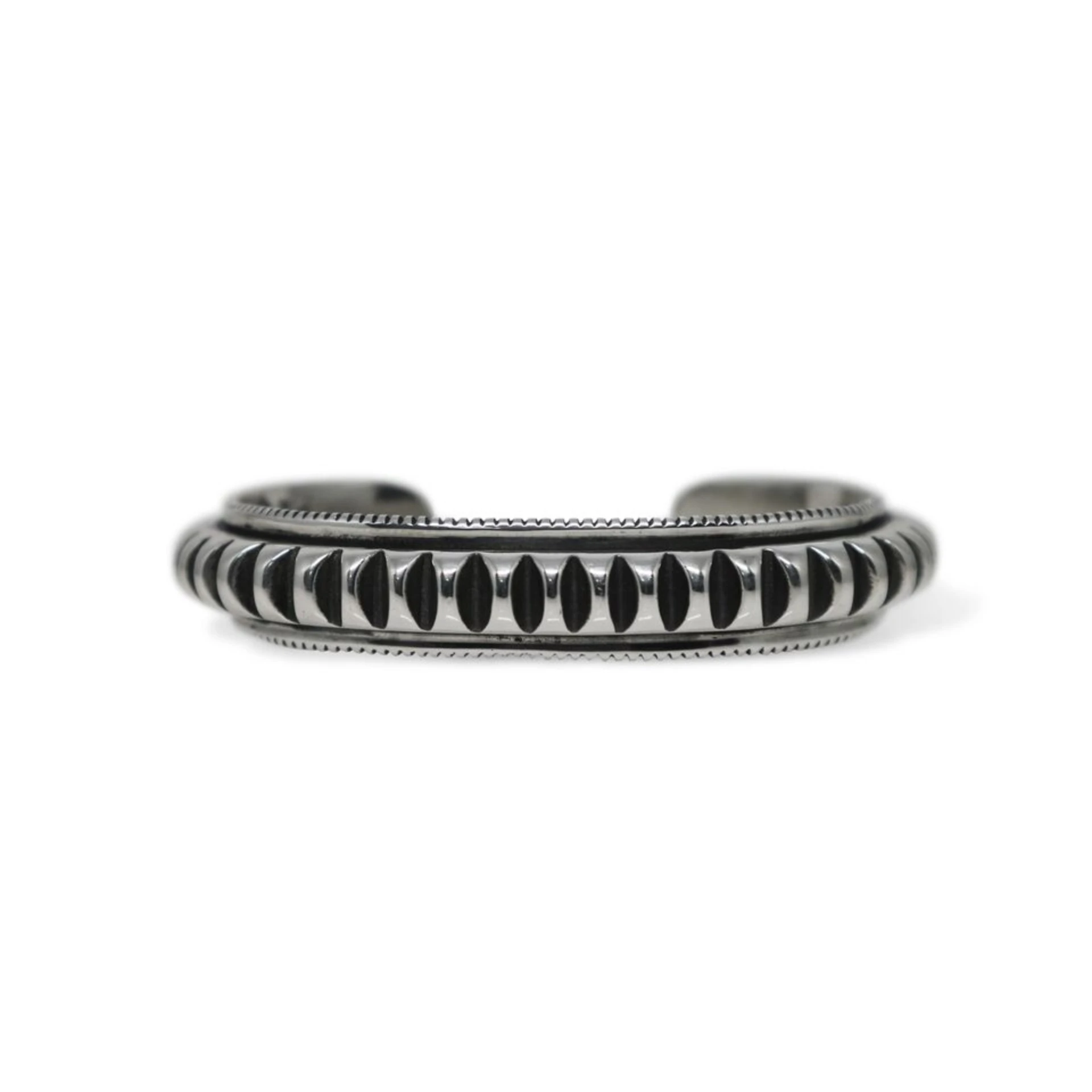 GEAR WITH COIN EDGE CUFF