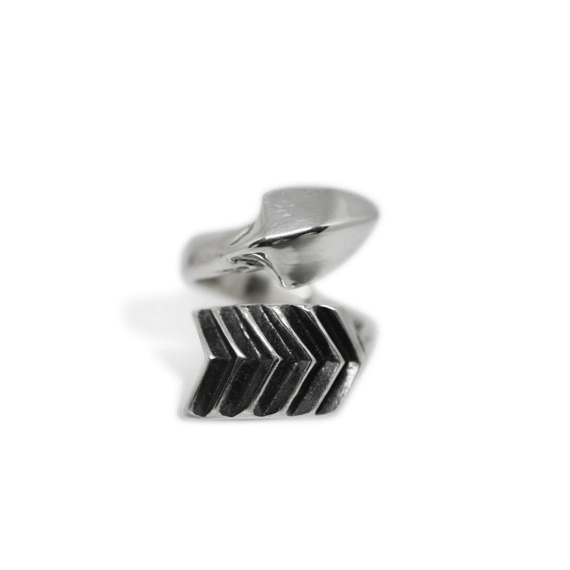 TWISTED ARROW RING