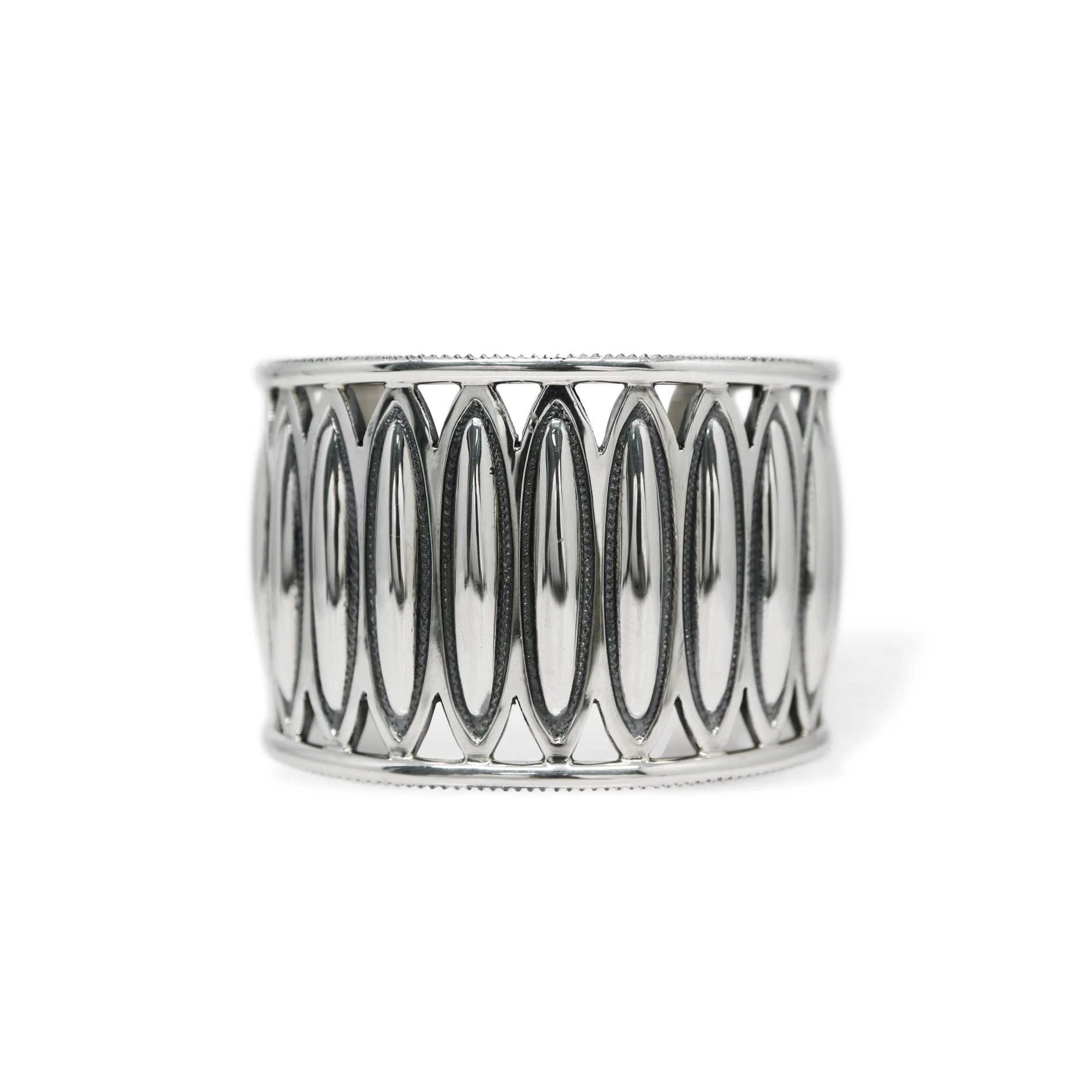 LONG OVAL W / FILED WIRE EDGE CUFF